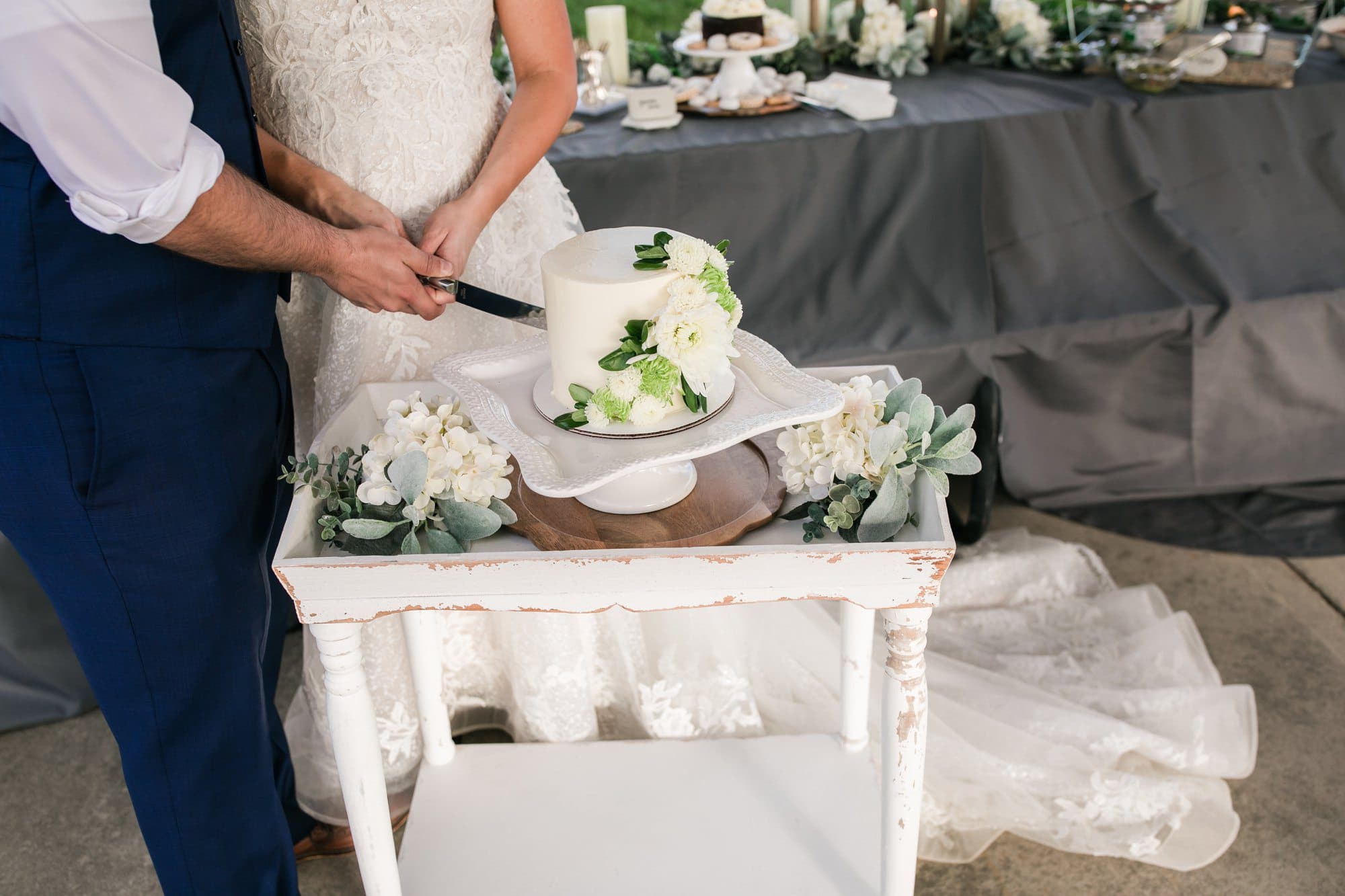 bride groom cutting cake